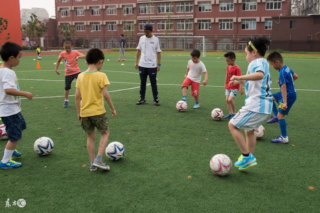 中国男篮险胜乌拉圭，贺希宁与焦泊乔表现出色